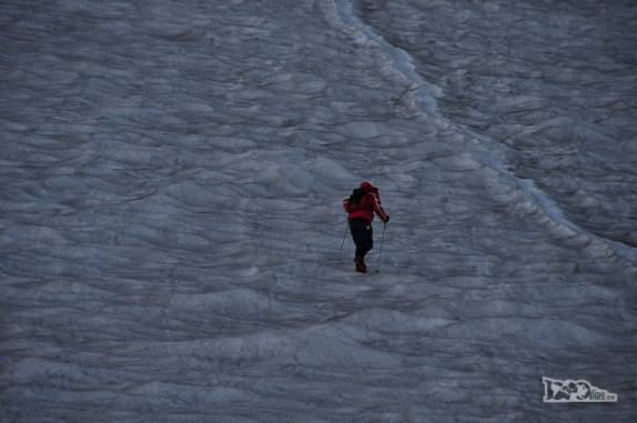 Caminhando sobre gelo e neve rumo ao cume do vulcão Lanín, na região de Junín de Los Andes, no sul da Argentina